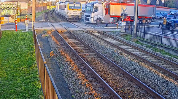 Aamstormende trein schampt vrachtwagen op overweg in het Belgische Anzegem