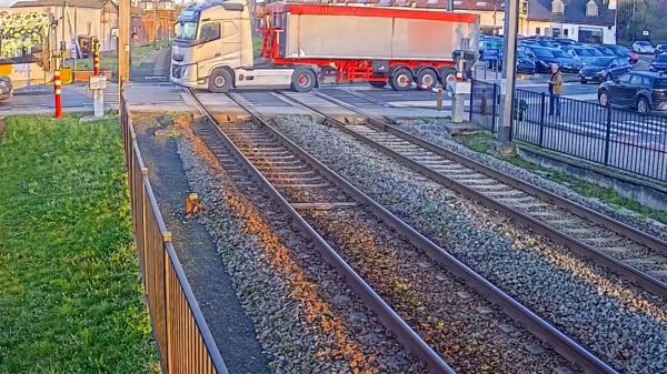 Aamstormende trein schampt vrachtwagen op overweg in het Belgische Anzegem