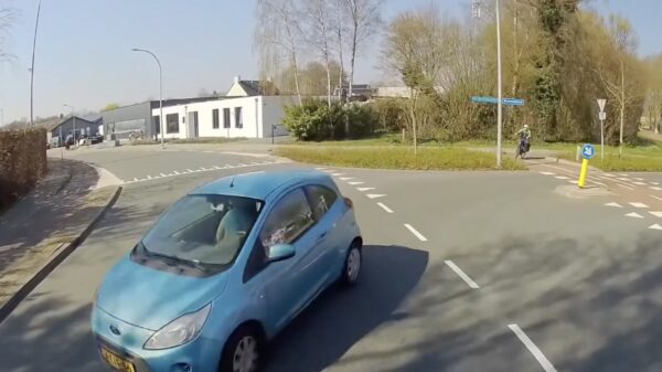 Briljante lifehack: Lángs de haaientanden rijden zodat je voorrang hebt!