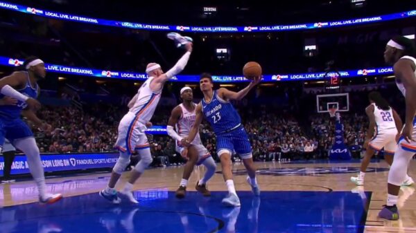 Nog nooit eerder vertoond in de NBA: Speler blokkeert bal met zijn schoen!