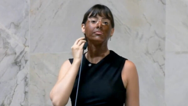 Braziliaanse politica schminkt zich zwart tijdens rel om transgender voorzitter