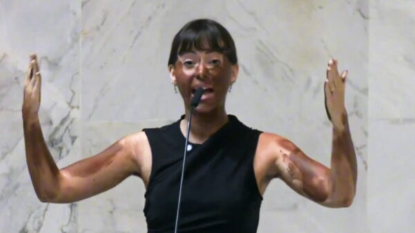 Braziliaanse politica schminkt zich zwart tijdens rel om transgender voorzitter