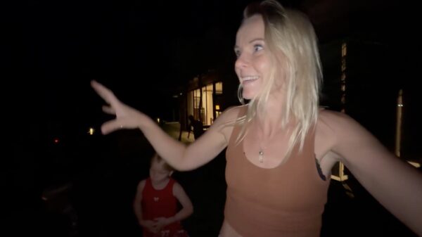 De Bellinga's genieten van een gezellig bosbrandje bij hun vakantiehuis