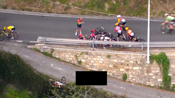 Horrorcrash Milaan-San Remo: Italiaanse renster maakt zware val in afdaling