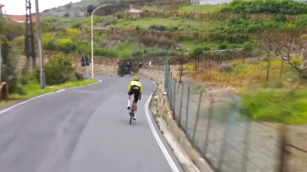 Horrorcrash Milaan-San Remo: Italiaanse renster maakt zware val in afdaling