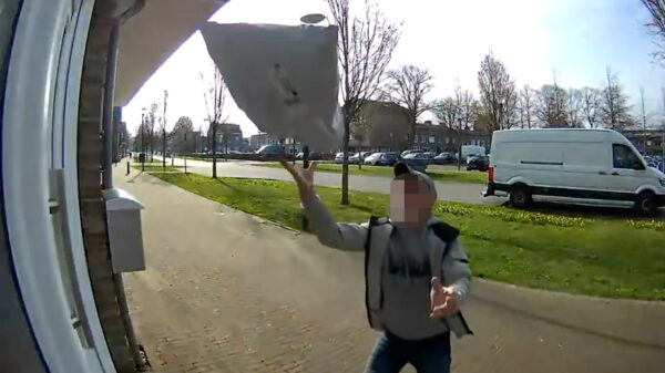 Lui pakketbezorger tieft je waardevolle pakketjes gewoon het balkon op