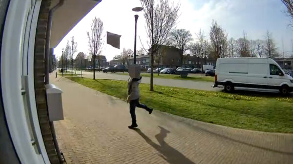 Lui pakketbezorger tieft je waardevolle pakketjes gewoon het balkon op