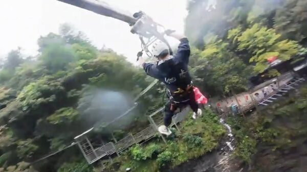 Nieuwe zipline boven 280 meter diepe Monkey Ear Sinkhole in China geopend