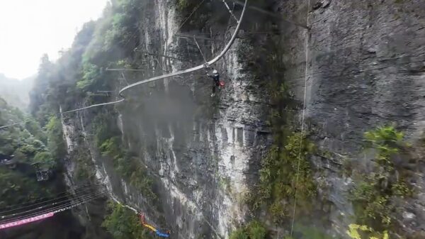 Nieuwe zipline boven 280 meter diepe Monkey Ear Sinkhole in China geopend