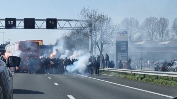 Gemaskerde hooligans houden op A4 Ajax-bus tegen: "Wat een debielen!"