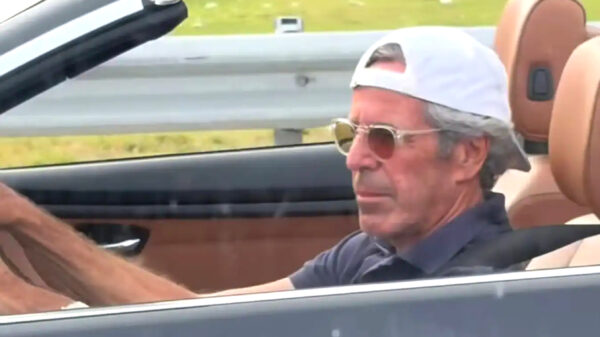Man in cabrio gaat viraal omdat hij sprekend op Jeffrey Epstein lijkt