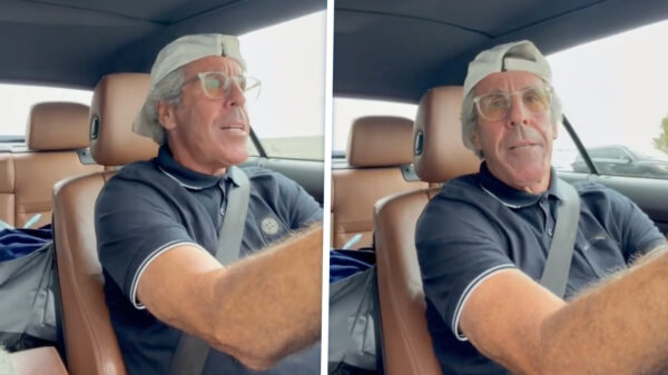 Man in cabrio gaat viraal omdat hij sprekend op Jeffrey Epstein lijkt