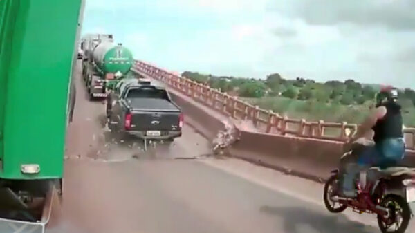 Nieuwe bizarre beelden van Braziliaanse brug die vorig jaar instortte