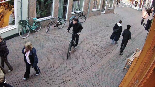 Kansloos jochie jat fiets terwijl 'ie met z'n vrienden op stap is in Den Bosch