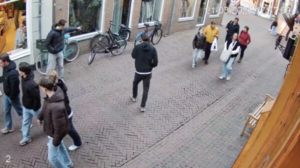 Kansloos jochie jat fiets terwijl 'ie met z'n vrienden op stap is in Den Bosch