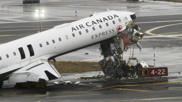 Bewakingsbeelden: Crash tussen vliegtuig en brandweerwagen in New York