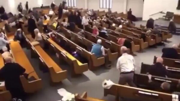 Schutter opent vuur in Texaanse kerk, gewapende kerkbezoeker schiet terug