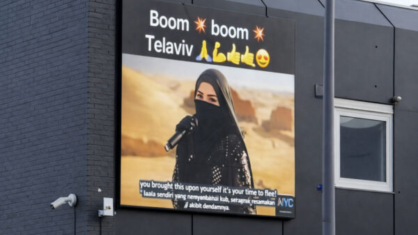 Huisartsenpost Zuidplein draait 'Boom Boom Tel Aviv' clip boven ingang
