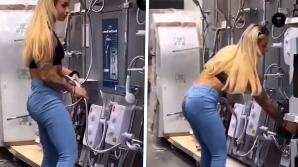 Dame test douchekoppen in winkel op haar eigen manier