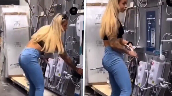 Dame test douchekoppen in winkel op haar eigen manier