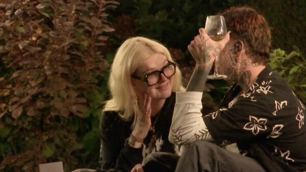 Sandra's eerste keer: Tongzoenen met de gespleten tong van Stef