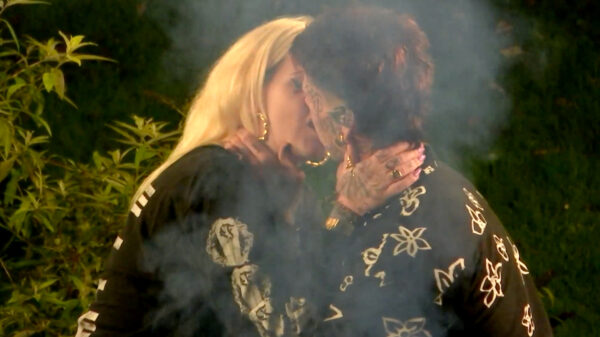 Sandra's eerste keer: Tongzoenen met de gespleten tong van Stef