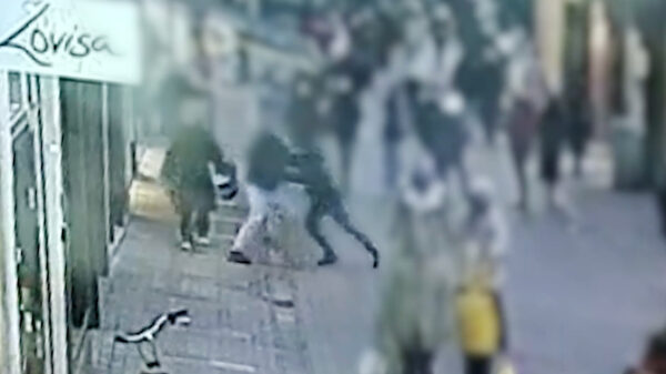 Vrouw (73) in Kalverstraat zwaar gewond na opzettelijke duw door kansenparels