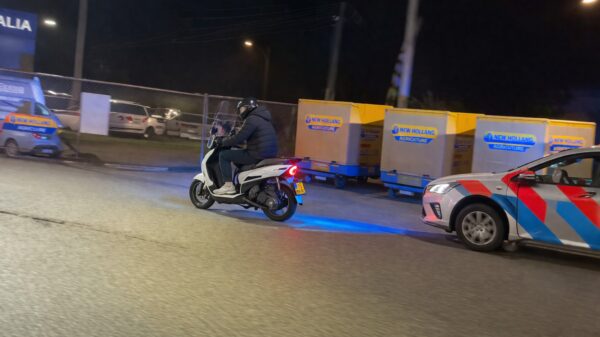 Scooterjochie speelt kat-en-muisspelletje met politie bij tankstation