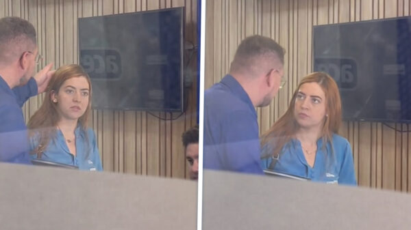 Een corrigerend tikje om je dagdromende collega bij de les te houden