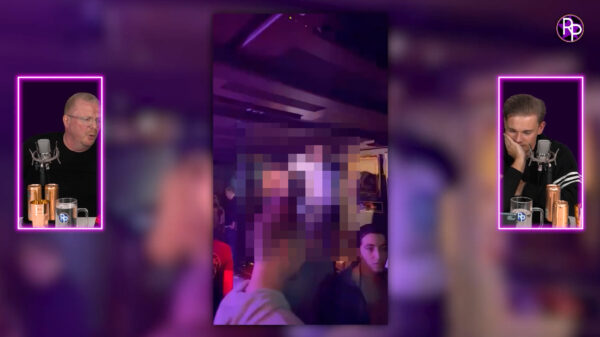 Tim óf Tom Coronel geniet op het podium met een hoogblonde dame