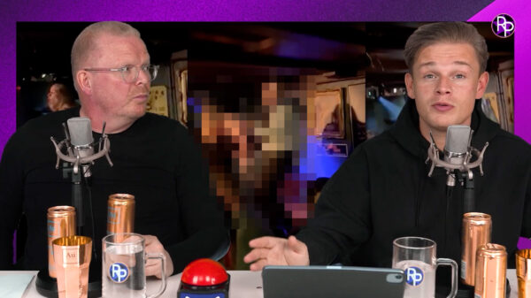 Tim óf Tom Coronel geniet op het podium met een hoogblonde dame