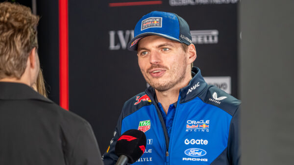 Max Verstappen laat Guardian-journalist Giles Richards uit perszaal verwijderen