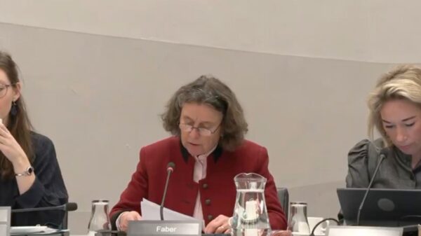 Marjolein Faber maakt gehakt van politie die gezellig zit te iftarren