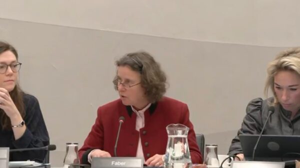 Marjolein Faber maakt gehakt van politie die gezellig zit te iftarren
