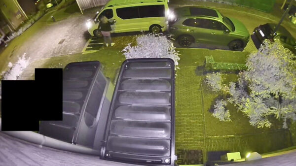 Heb je nét een nieuwe auto, klapt er een wit busje snoeihard tegenaan