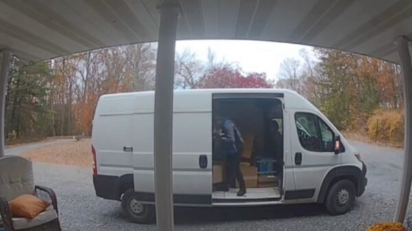 Pakketbezorger had vertraging maar hij had wel een hele goede reden!