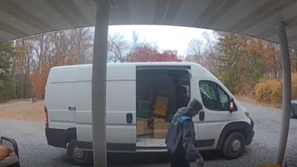 Pakketbezorger had vertraging maar hij had wel een hele goede reden!