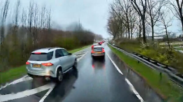 Invoegklootzakken knallen over verdrijvingsvlak om vrachtwagen in te halen