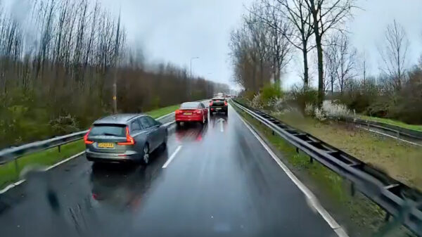 Invoegklootzakken knallen over verdrijvingsvlak om vrachtwagen in te halen