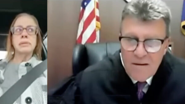 Rechter betrapt vrouw op autorijden tijdens online zitting: "Denk je dat ik zo dom ben?"