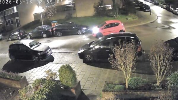 Bestuurder gezocht: Idioot klapt om 3 uur 's nachts op geparkeerde auto