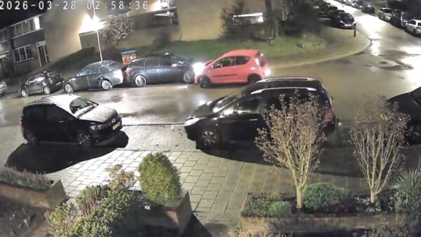 Bestuurder gezocht: Idioot klapt om 3 uur 's nachts op geparkeerde auto