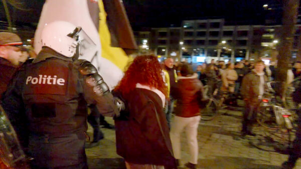 Bender in de chaos van uit de hand gelopen rellen bij remigratie-demo in Leuven