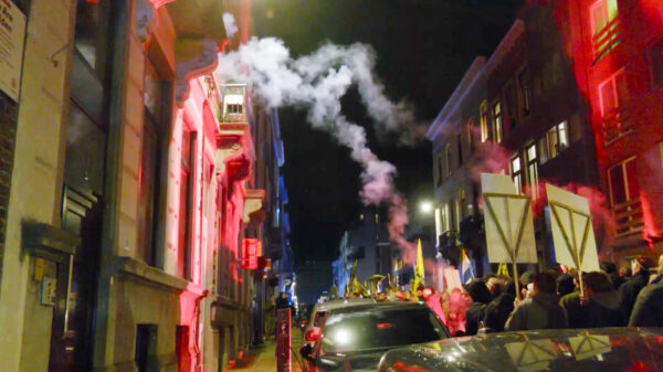 Bender in de chaos van uit de hand gelopen rellen bij remigratie-demo in Leuven