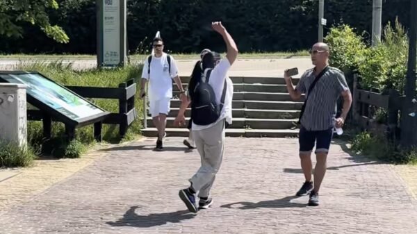 Boevenspotter aangevallen door agressieve zakkenrollers bij de Zaanse Schans