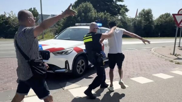 Boevenspotter aangevallen door agressieve zakkenrollers bij de Zaanse Schans