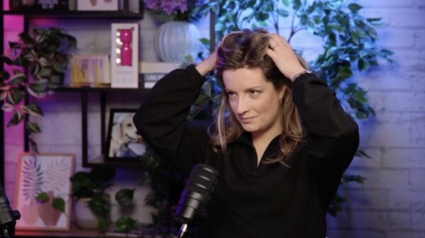 Merel Ek ongemakkelijk na vraag over haar seksspeeltjes: "Sorry mama!"