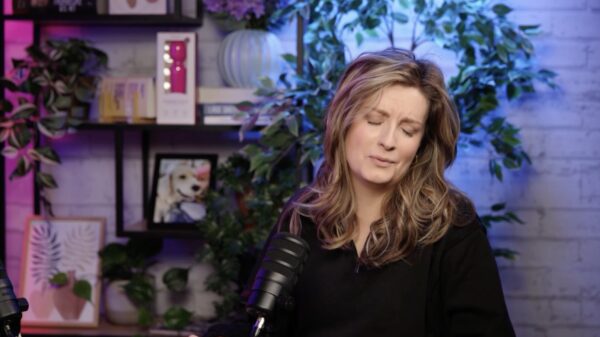 Merel Ek ongemakkelijk na vraag over haar seksspeeltjes: "Sorry mama!"