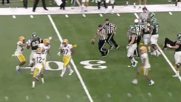 Quarterback beukt scheidsrechter onbedoeld tegen de vlakte