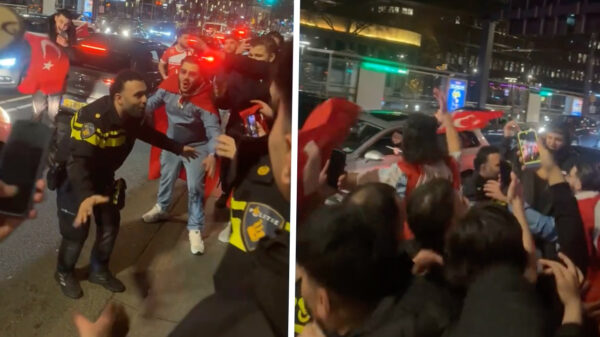 Politieagent viert het Turkse feestje in Rotterdam mee na WK-kwalificatie